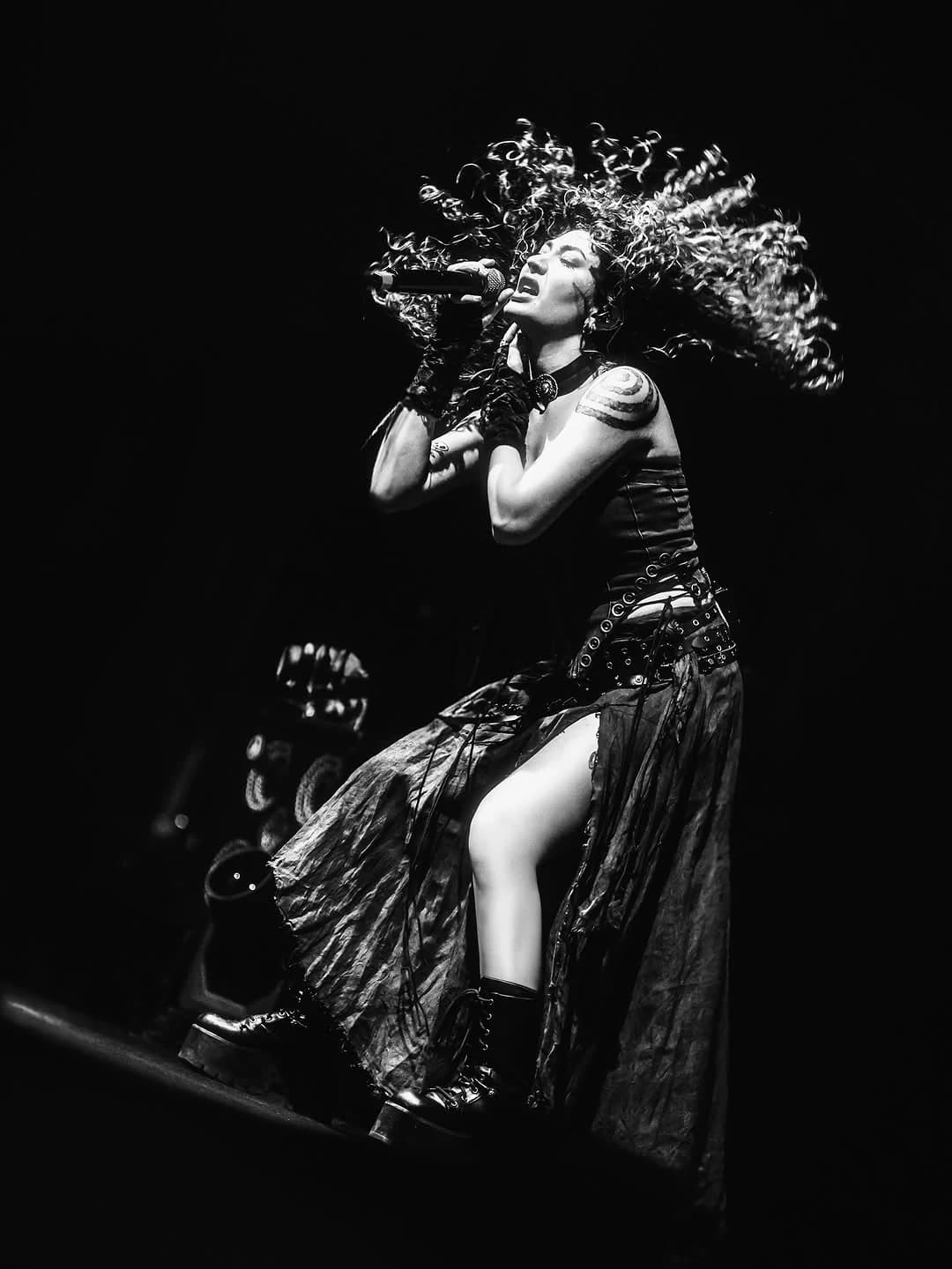 Sena Şener performing live